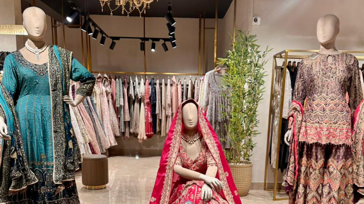 Shop the Latest Women’s Ethnic Wear Trends Online at Ganpatis