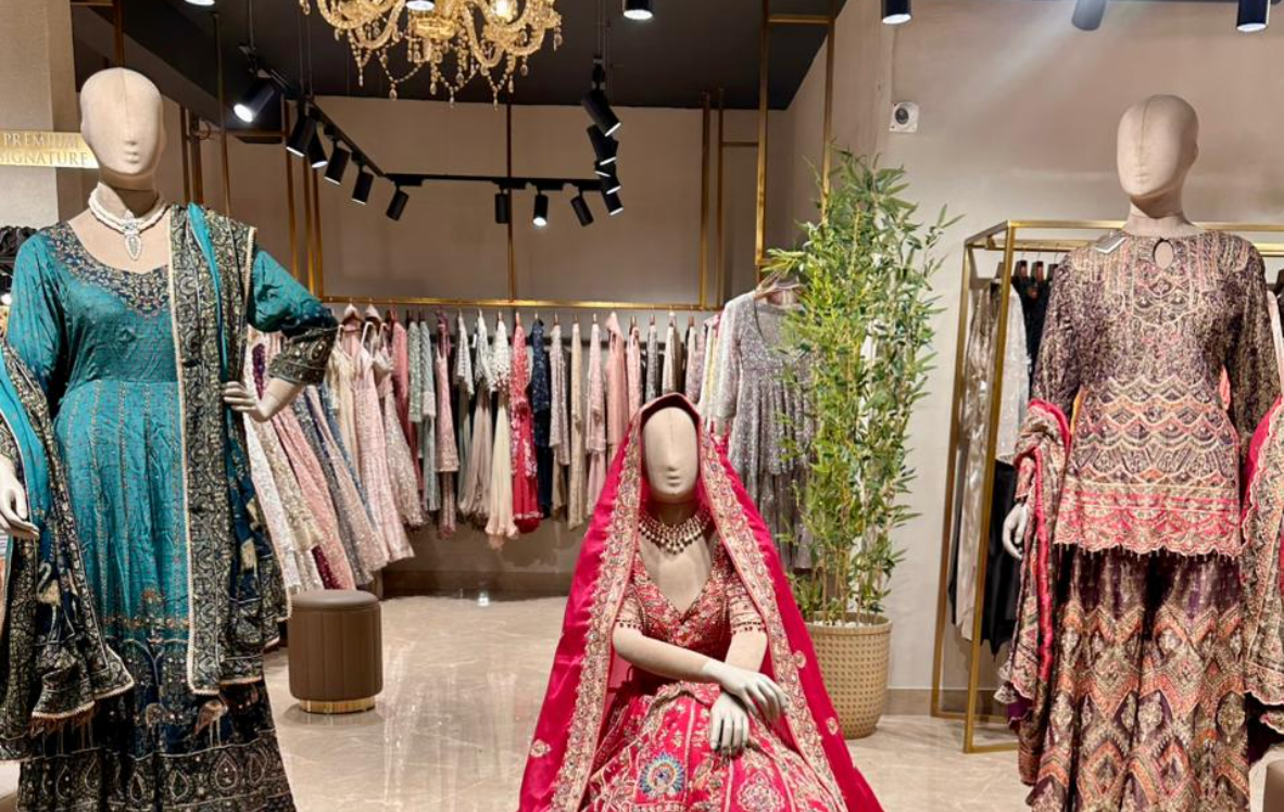 Shop the Latest Women’s Ethnic Wear Trends Online at Ganpatis